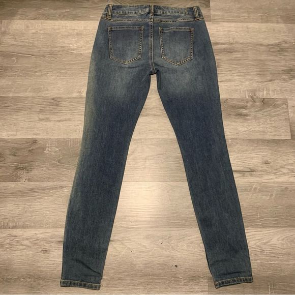 NWT CABI Medium Washed Destructed Skinny Jeans (Size 2) - Picture 8 of 16